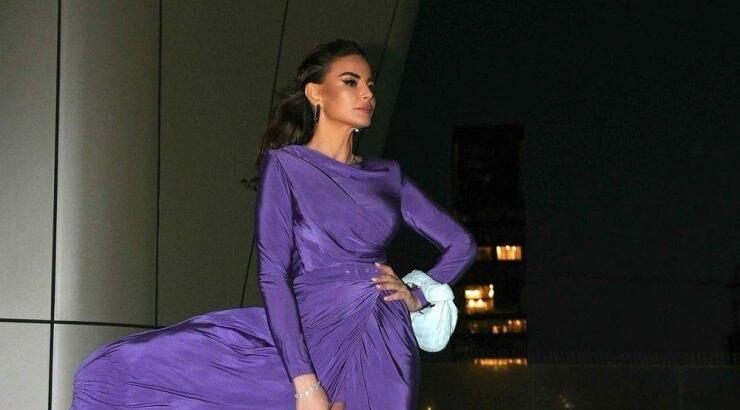 Colour-block: Πώς να φορέσεις το γαλάζιο με το λιλά σύμφωνα με τη Ramona Filip