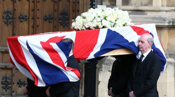 Πλήθος κόσμου αποχαιρετά αυτή τη στιγμή τη Margaret Thatcher...