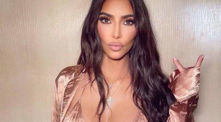 Camo print: Η Kim Kardashian φοράει την τάση από τα 2000s