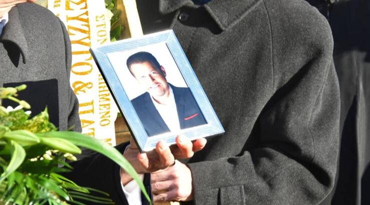 Χάρης Κωστόπουλος: Σε βαρύ κλίμα η κηδεία του – Η αναφορά στον Βασίλη Καρρά στον επικήδειο 