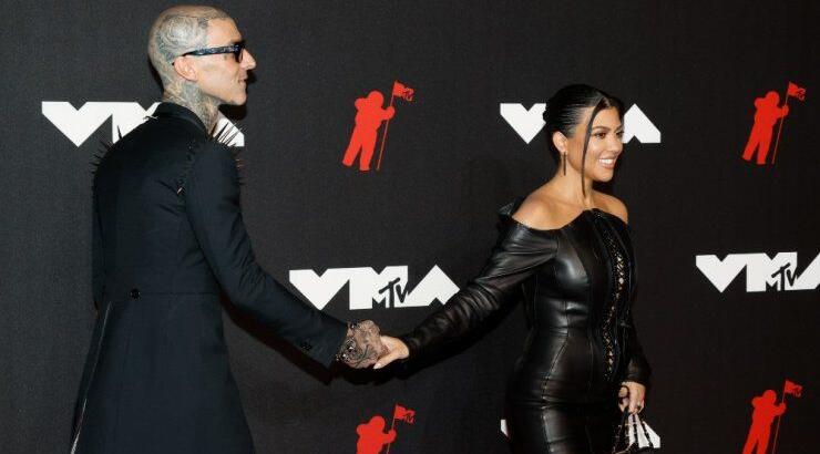 Kourtney Kardashian - Travis Barker: Έκαναν το ντεμπούτο τους ως ζευγάρι στο red carpet με παθιασμένο φιλί! 