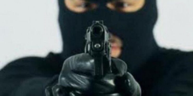 Κουκουλοφόρος πυροβολώντας άρπαξε τις εισπράξεις εστιατορίου 