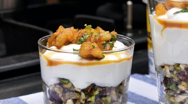 Κρέμα γιαουρτιού με μπισκότο ξηρών καρπών και καραμελωμένο ανανά