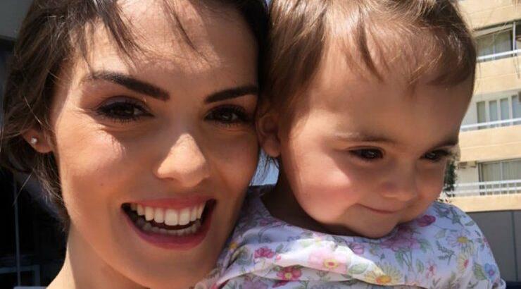 Κρίστη Αγαπίου: Δείτε τη μικρή Ελύσια να παίζει στην αμμουδιά! [εικόνα & βίντεο]