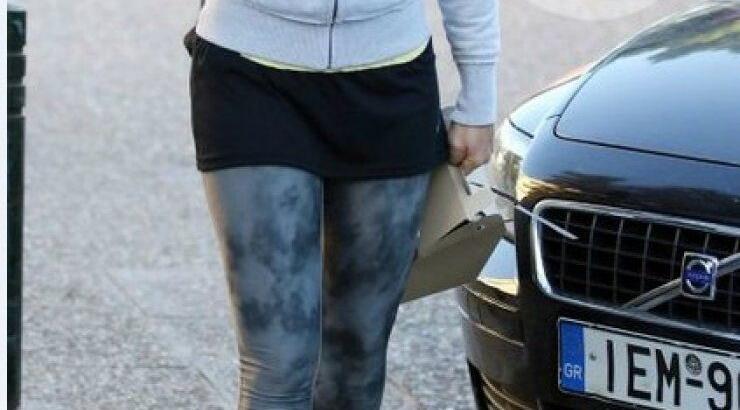 Κύπρια άβαφη με αθλητικά ρούχα και πιασμένα πάνω τα μαλλιά της