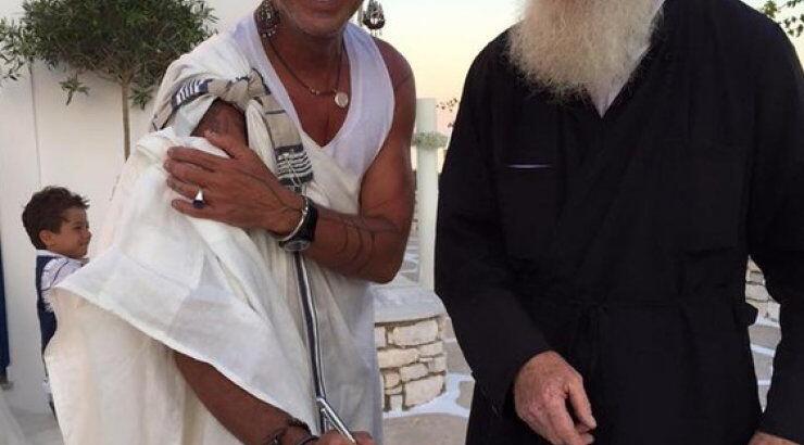 Το σοκ του παπά με την εμφάνιση του κουμπάρου Γαβαλά στο γάμο