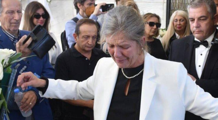 Κηδεία Σπύρου Φωκά: Η σύζυγός του χόρεψε ζεϊμπέκικο μπροστά στο φέρετρό του [βίντεο]