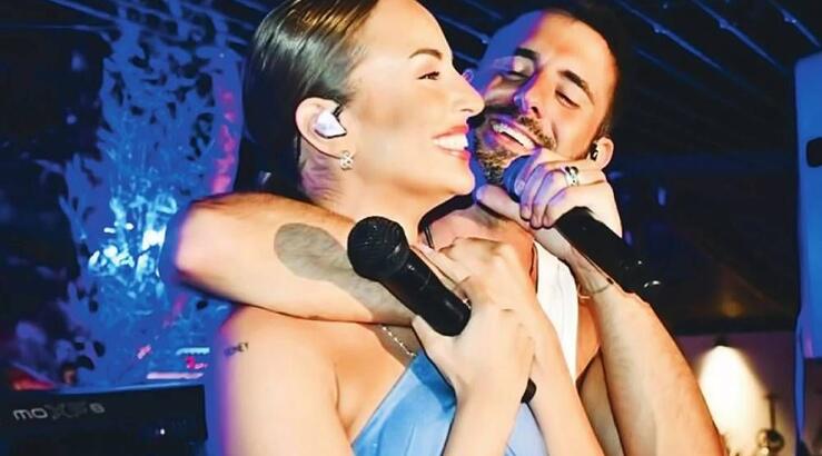 Ο Γιώργος Λιβάνης χαϊδεύει τη φουσκωμένη κοιλίτσα της Ανδρομάχης επί σκηνής [βίντεο]