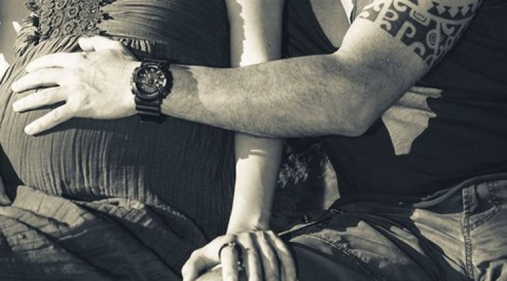 Η πιο τρυφερή φωτογραφία Κύπριας ηθοποιού που σε λίγες μέρες γίνεται μανούλα με τον σύντροφό της