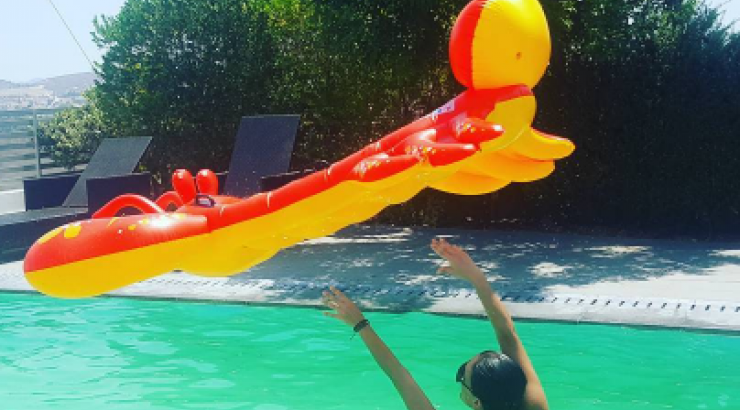 Κύπρια ηθοποιός απολαμβάνει βουτιές στην πισίνα!