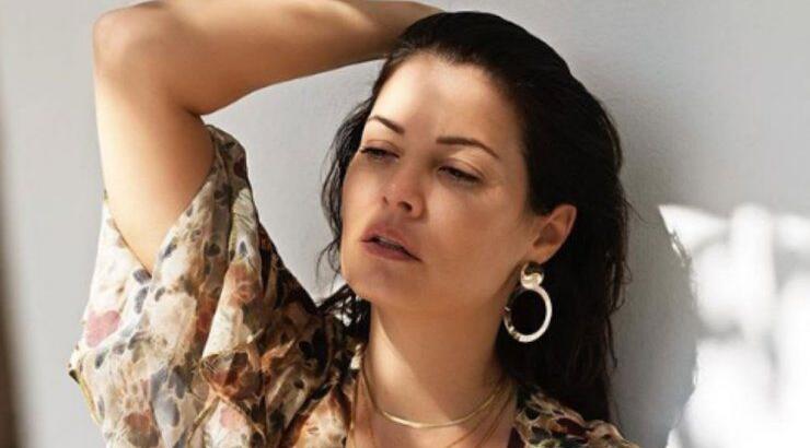 Μαρία Κορινθίου: Ποζάρει μπροστά από το χριστουγεννιάτικο δέντρο με τα εσώρουχα και χωρίς ρετούς 