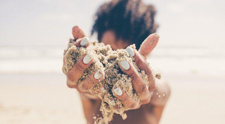 Χρήσιμες συμβουλές για το πως να αντιμετωπίσεις άμεσα το τσίμπημα από μέδουσα στην παραλία [βίντεο]