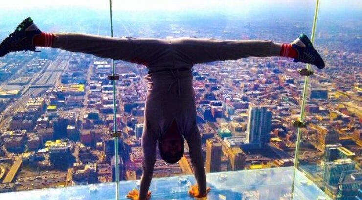 Επώνυμος Ελλαδίτης ισορροπεί στο κενό