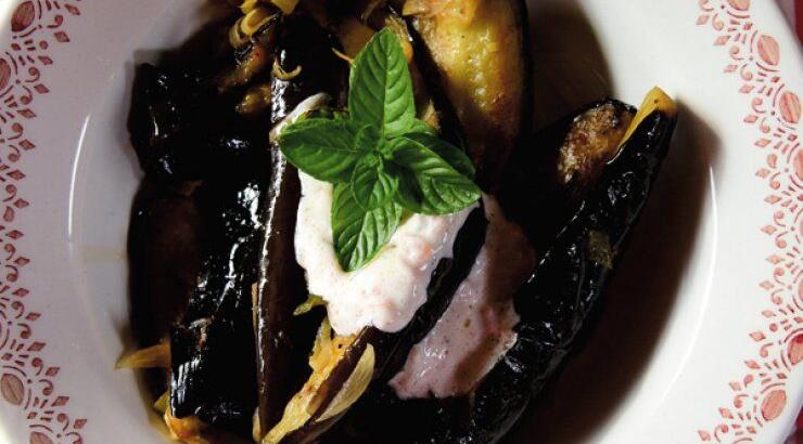 Μελιτζάνες τσακώνικες λαδερές σε βαθύ τηγάνι με γιαούρτι και ανθό θυμαριού