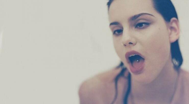 H Moffy κατάφερε να γίνει top model παρά τον στραβισμό της [εικόνες]