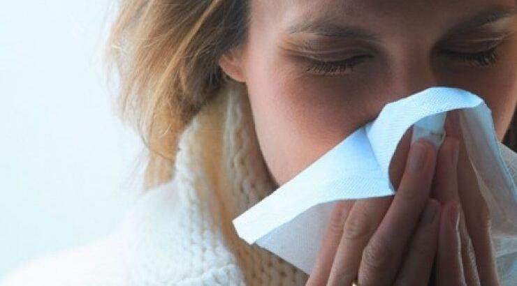 Η μοναξιά μπορεί να κάνει πιο έντονα τα συμπτώματα κρυολογήματος!