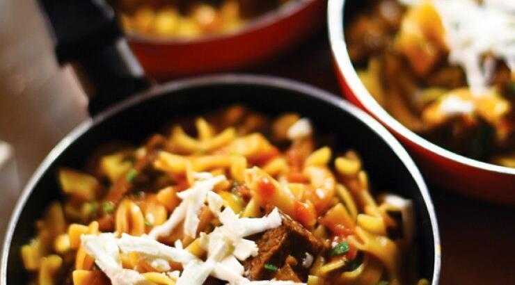 Μοσχάρι κοκκινιστό με χυλοπίτες και φέτα