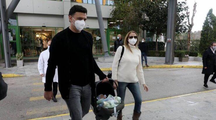 Με τρεμάμενη φωνή η Τζένη Μπαλατσινού έξω από το μαιευτήριο παίρνοντας εξιτήριο 18 ημέρες μετά τον τοκετό