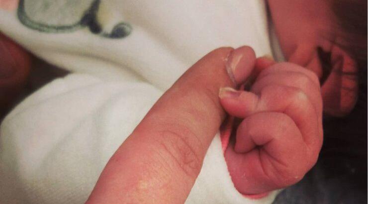 Κύπριος τραγουδιστής έγινε για πρώτη φορά μπαμπάς