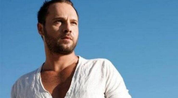 Ο Μέμος Μπεγνής συμπρωταγωνιστής του Robert De Niro και της Eva Mendes