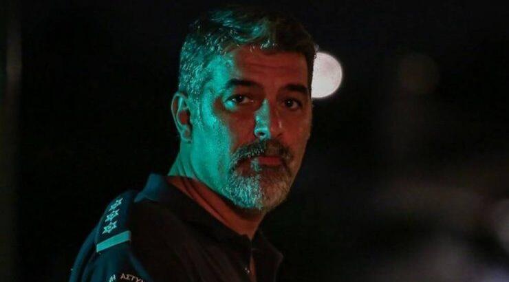 Βασίλης Μπισμπίκης: Η εικόνα στο κουρείο που κάνει αποτρίχωση με κερί σε αυτιά και μύτη 