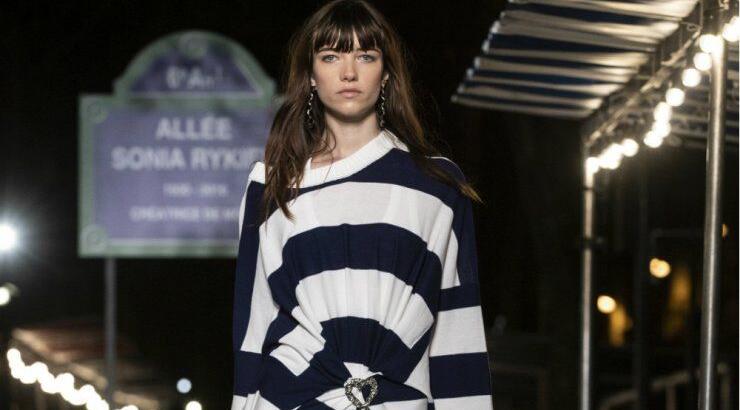 Ναυτικό στυλ στην παραλία: Φόρεσε το με τον πιο θηλυκό τρόπο