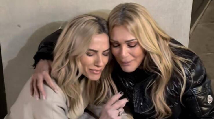 Έφη Παπαϊωάννου – Νατάσα Θεοδωρίδου: Τραγουδούν αγκαλιασμένες καθισμένες στο πεζοδρόμιο [βίντεο]