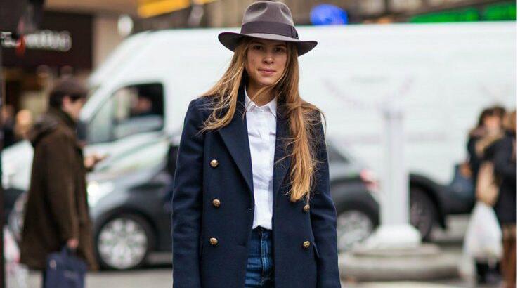 Κλασικός συνδυασμός navy blue και λευκού σε sophisticated everyday σύνολα