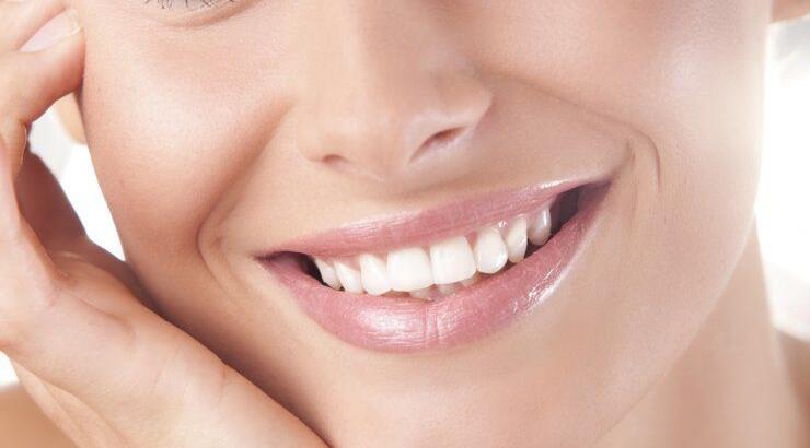 5 φυσικοί τρόποι για να δείχνεις νεότερη 