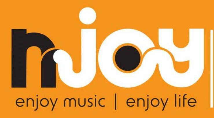 Συναντήσαμε τους ραδιοφωνικούς παραγωγούς του νέου μουσικού σταθμού NJOY 99.5 [βίντεο]