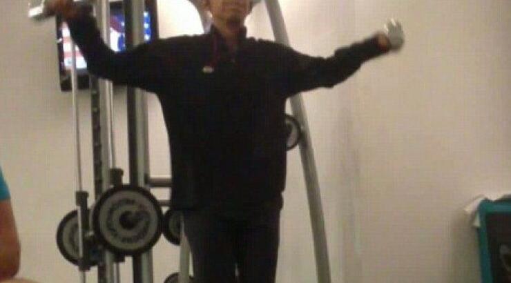 Ο Μπαράκ Ομπάμα ιδρώνει στο γυμναστήριο και σφίγγεται σηκώνοντας βάρη [εικόνες&βίντεο]