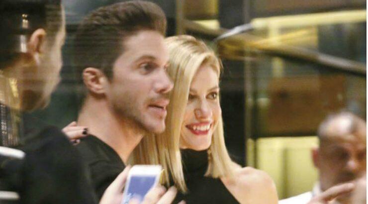 Νίκος Οικονομόπουλος - Ευαγγελία Αραβανή: Δείτε τα καυτά φιλιά του ζευγαριού σε βραδινή του έξοδο [εικόνες]