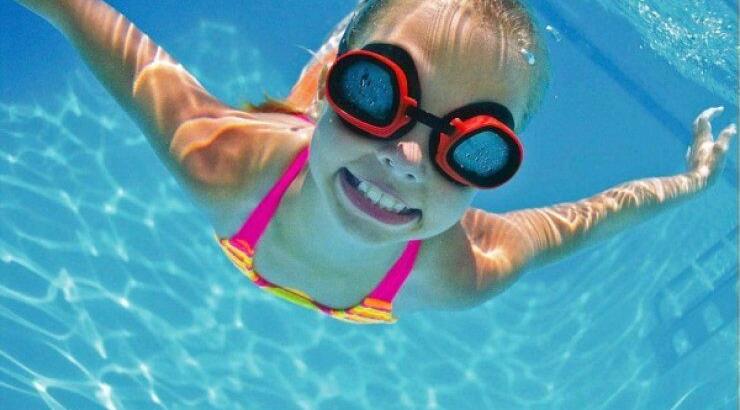 Γιατί τα παιδιά πρέπει να μάθουν να κολυμπούν απο νήπια ; 