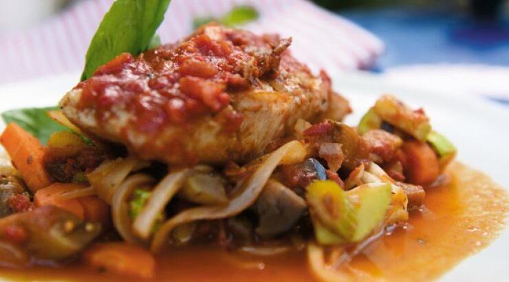 Πέρκα με σάλτσα τομάτα και λαχανικά στο φούρνο 