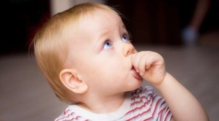 7 τρόποι για να σταματήσει το παιδί να πιπιλάει το δάχτυλό του