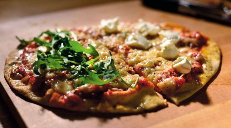 Μικρά πιτσάκια µε τοµάτα και ρόκα