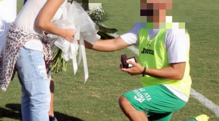Πρόταση γάμου από Κύπριο ποδοσφαιριστή στην αγαπημένη του μέσα στο γήπεδο!