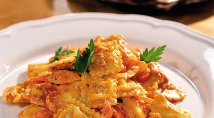 Ραβιόλες με γαλοπούλα καπνιστή και πιπεριά Φλωρίνης