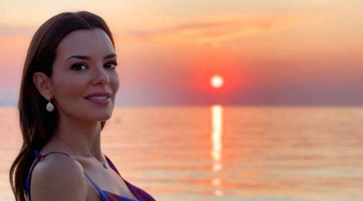 Νικολέττα Ράλλη: Δείτε την στο κρεβάτι αγκαλιά με το σύντροφό της