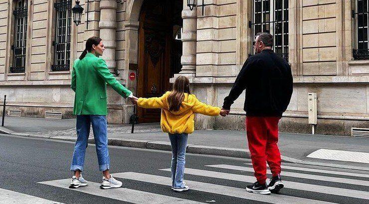 Ρέμος – Μπόσνιακ: Τα στιγμιότυπα με την κόρη τους, Ελένη στους δρόμους του Παρισιού [εικόνες & βίντεο]