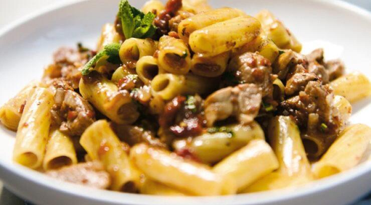 Ριγκατόνι με ψαρονέφρι, κόκκινη pesto και μαυροδάφνη