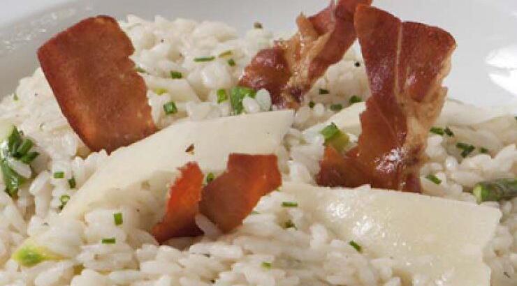 Ριζότο με σπαράγγια και καπνιστό χοιρομέρι. 