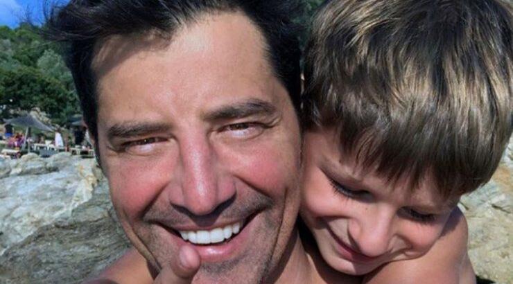 Σάκης Ρουβάς: Δείτε τον να κάνει βουτιές στη θάλασσα με τον γιο του [βίντεο]