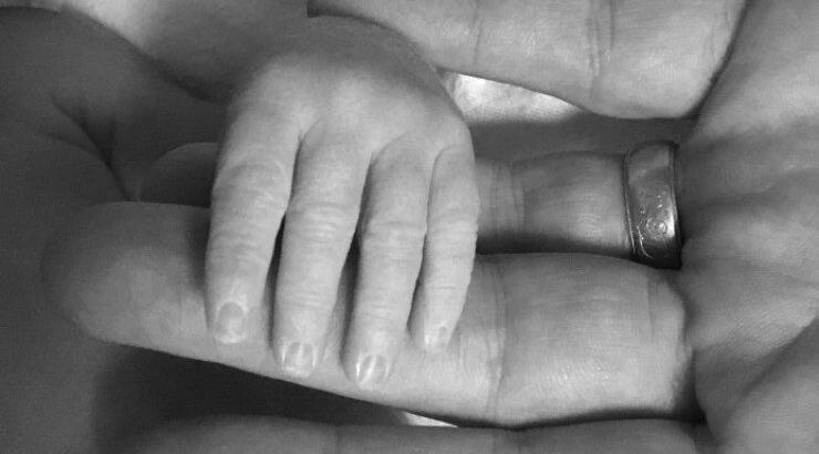 Γνωστή ηθοποιός έγινε μανούλα και πόσταρε την πρώτη φωτογραφία του γιου της!