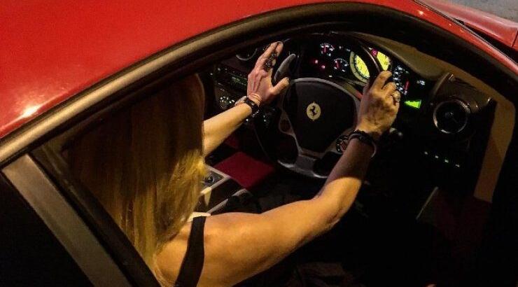 Ποια είναι η επώνυμη Κύπρια που οδηγεί την κόκκινη Ferrari;
