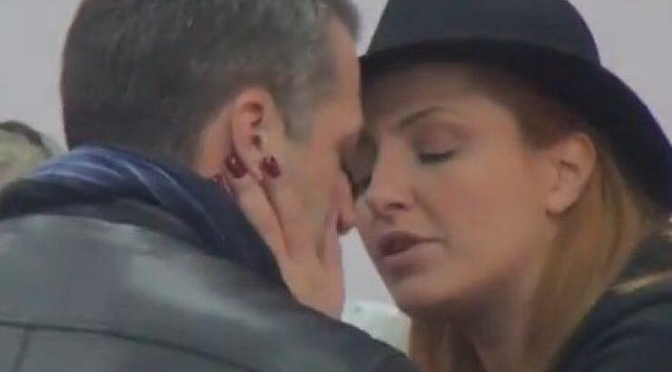  Οι τρυφερές στιγμές της Έλενας Παπαρίζου με τον Ανδρέα Καψάλη στο Super Christmas Concert [video]