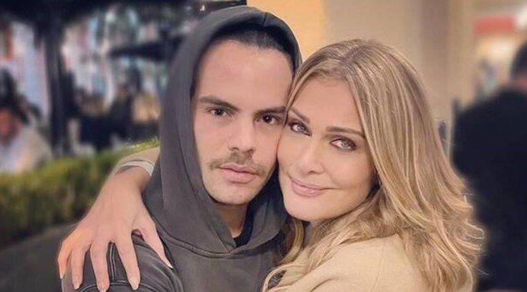 Άγγελος Λάτσιος: Διασκέδασε στα μπουζούκια που τραγουδάει η νονά του Νατάσα Θεοδωρίδου