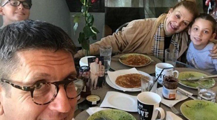 Δείτε την 78χρονη μητέρα του Χριστόφορου Τορναρίτη να χορεύει ζεϊμπέκικο