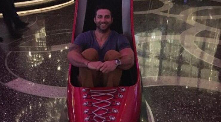 Κυριάκος Πελεκάνος: Ακομπλεξάριστος μας δείχνει το γαμπριάτικο κοστούμι του