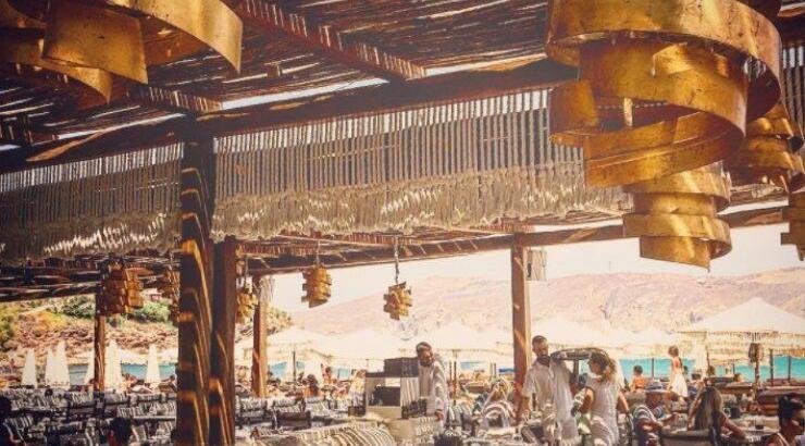 Απίστευτο: Κύπριες socialite με ακριβώς το ίδιο outfit σε κοσμική παραλία της Μυκόνου